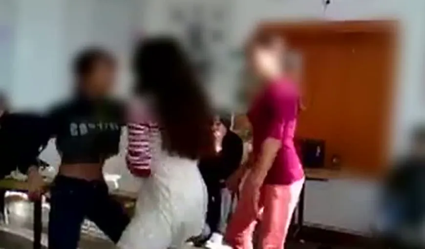 Trei eleve din Giurgiu au dansat PROVOCATOR pe MANELE în sala de clasă VIDEO