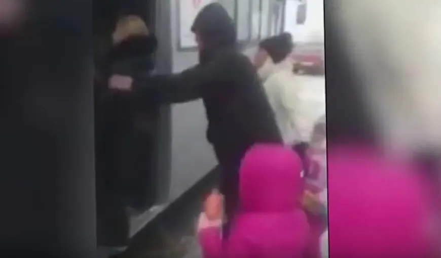Imagini halucinante în Rusia. O gravidă şi trei copii, aruncaţi dintr-un autobuz
