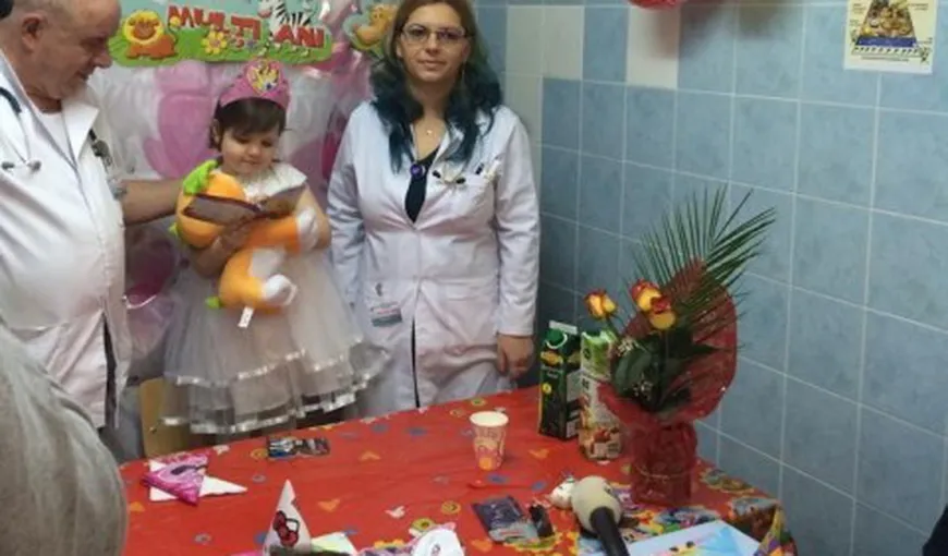 Fetiţa din Vaslui care a fost hrănită numai cu pufuleţi şi ceai, sărbătorită de medicii care i-au salvat viaţa VIDEO