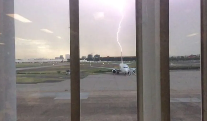 Scene de coşmar. Avion prins în mijlocul unei furtuni chiar înainte de aterizare. Totul a fost filmat