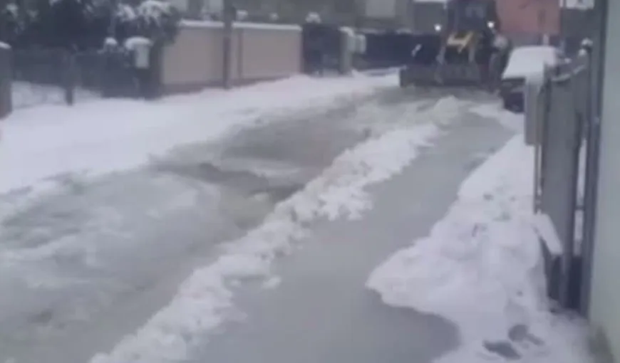 Pericol public. O conductă spartă a transformat în patinoar o stradă din Moreni VIDEO