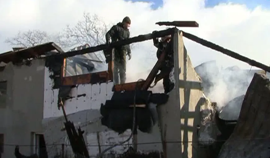 Incendiu de amploare în Vrancea. O casă şi anexele s-au făcut scrum VIDEO
