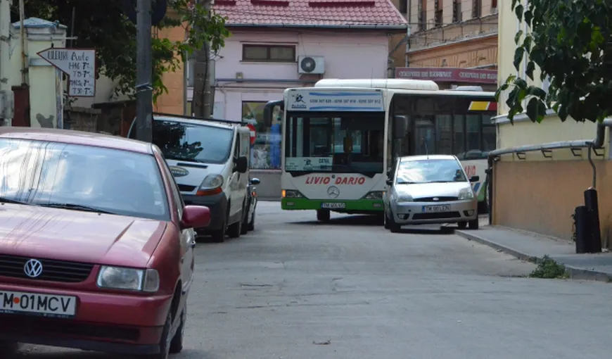 Maşinile parcate neregulamentar în Bucureşti provoacă întârzieri de zeci de minute mijloacelor RATB
