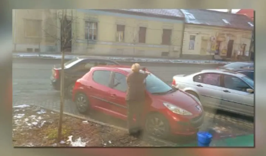 Imagini de senzaţie în Timişoara: O femeie îşi spală maşina cu mopul VIDEO