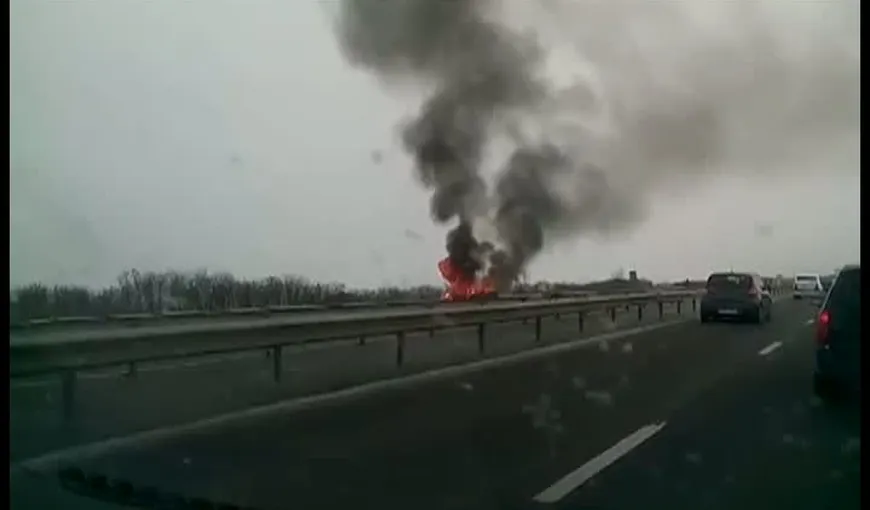 O maşină a luat foc pe Autostrada Bucureşti-Piteşti. Traficul a fost oprit VIDEO