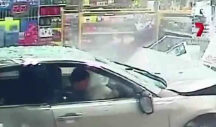Accident ŞOCANT într-o benzinarie din Australia. O maşină a intrat în magazin VIDEO