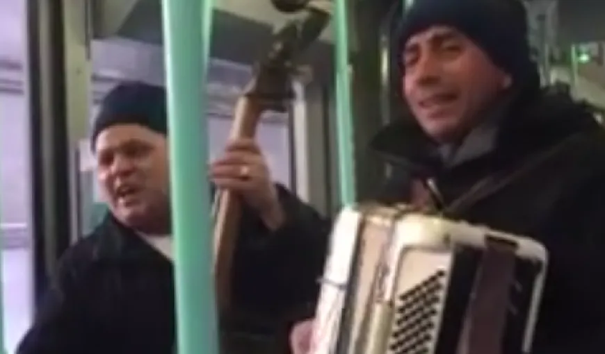 VIRALUL ZILEI. Doi lăutari români au făcut SENZAŢIE într-un tramvai din Geneva VIDEO