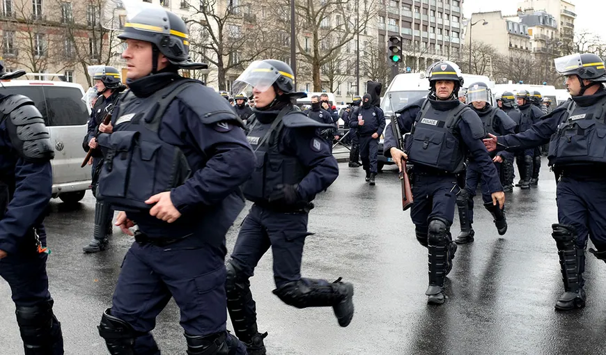 Charlie Hebdo: Două poliţiste şi un jurnalist, trimişi în judecată pentru că au dezvăluit identitatea fraţilor Kouachi