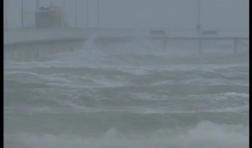 Porturi închise, valuri de câţiva metri înălţime VIDEO