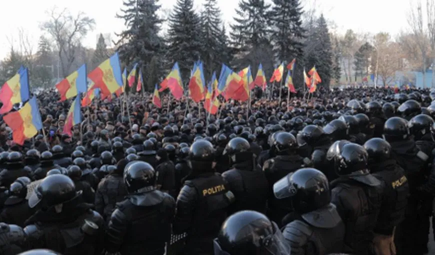 Proteste la Parlamentul din Chişinău: Un cameraman a fost bătut şi i s-a furat camera de luat vederi