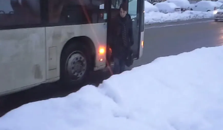 ŞTIREA TA: Staţiile de autobuz din Capitală, îngropate în zăpadă VIDEO