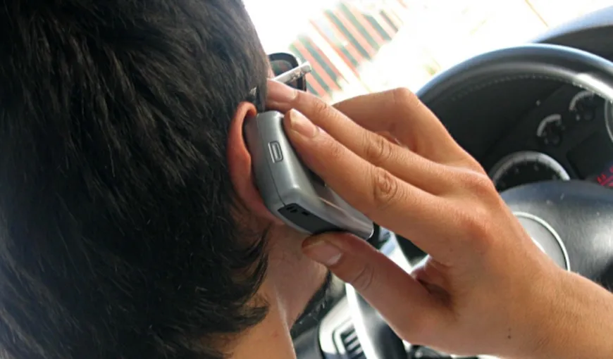 7 din 10 şoferi folosesc telefonul în timp ce conduc. Psiholog: Mobilul a devenit o prelungire a corpului nostru