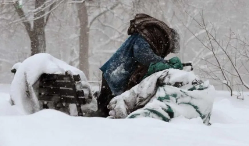 Şaisprezece persoane fără adăpost, salvate de la îngheţ şi duse cu ambulanţa la adăposturi