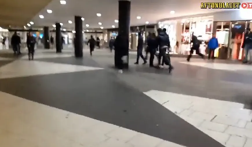 Zeci de oameni mascaţi i-au atacat pe migranţi în Stockholm, Suedia