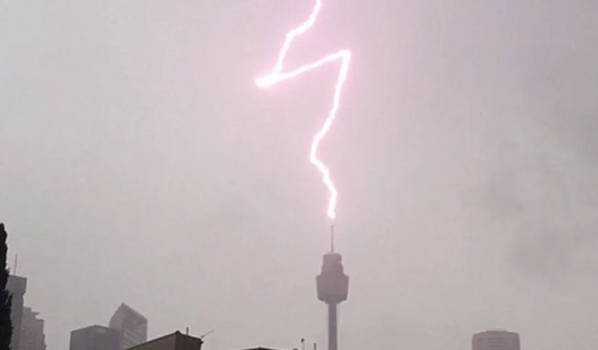 Turnul din Sydney, lovit de fulger. Imagini spectaculoase surprinse chiar în momentul declanşării VIDEO