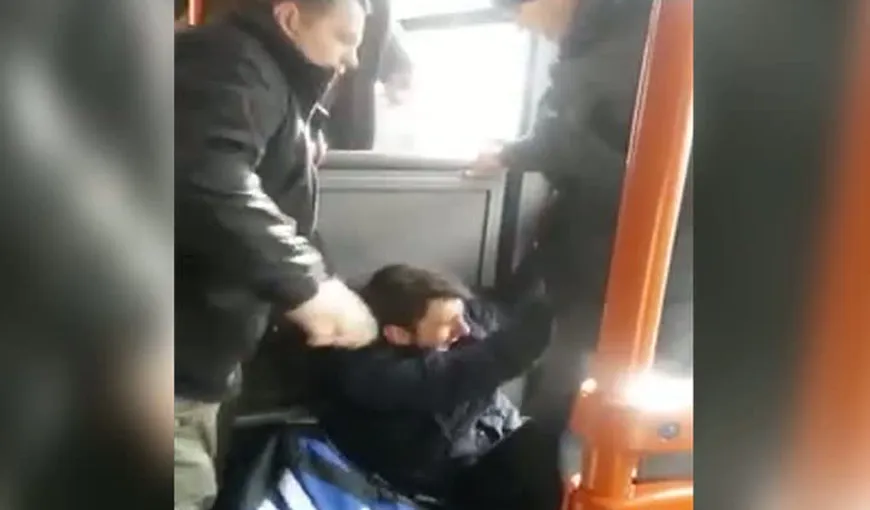 Călător agresat de controlorii RATB în autobuz, în Capitală VIDEO