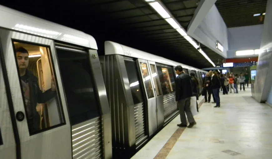 Clipe dramatice la metrou, în Bucureşti, după ce un bărbat a salvat un om căzut pe şine. A trecut trenul peste el VIDEO