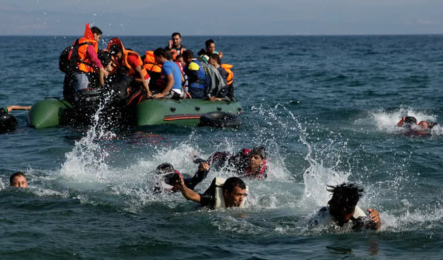 Sute de migranţi salvaţi din largul insulei greceşti Lesbos de o navă Frontex