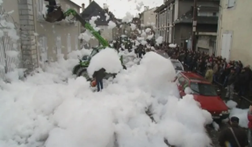 Protest inedit: Agricultorii francezi au umplut străzile cu spumă