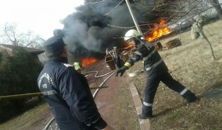 Depozit în flăcări, pompierii intervin de urgenţă