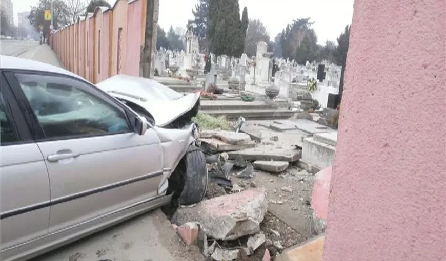 Accident în Timişoara. Un şofer a intrat cu maşina în zidul cimitirului, apoi a fugit de la locul accidentului VIDEO