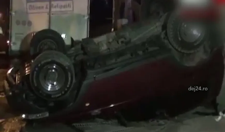 Accident grav în Dej. O maşină a lovit un autoturism parcat, după care a spart zidul unei case VIDEO