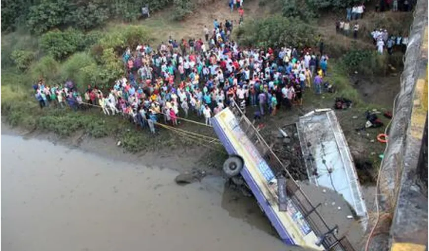 41 de MORŢI, după ce un autobuz a căzut de pe un pod într-un râu