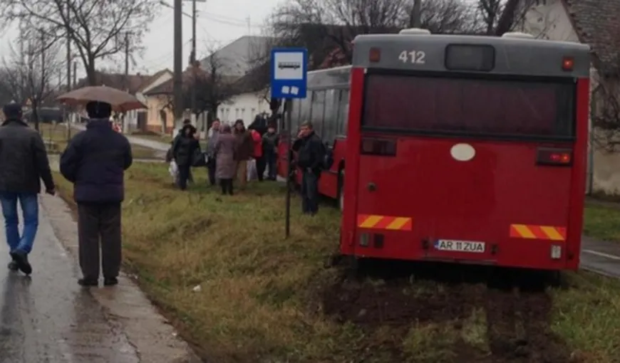La un pas de TRAGEDIE. Un autobuz cu zeci de călători a zburat peste şanţ în Sânicolau Mic