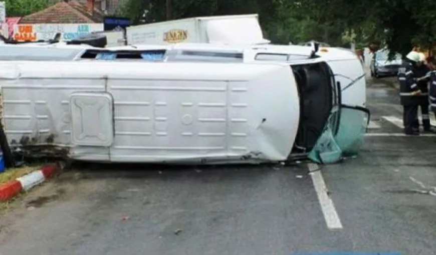 Accident grav cu un microbuz în Olt: 12 persoane au ajuns la spital VIDEO. UPDATE