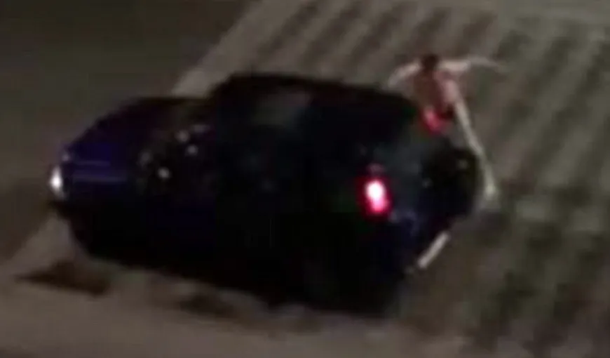 S-a dezbrăcat în mijlocul şoselei şi a vrut să se „bată” cu maşinile din trafic. Ce făcut un bărbat beat VIDEO