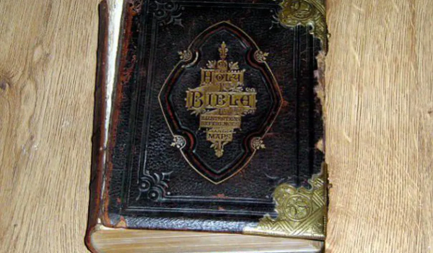 O BIBLIE POSEDATĂ de DEMON a fost la un pas să îşi UCIDĂ proprietara. Cartea este acum de vânzare pe eBay