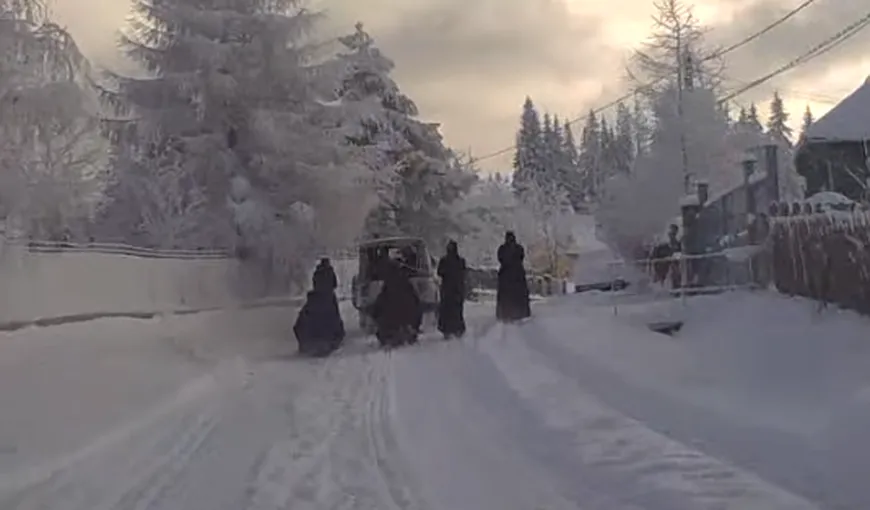 Povestea călugăriţelor din Bistriţa care coboară muntele pe schiuri VIDEO
