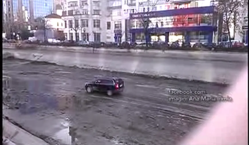 Imagini ULUITOARE în Bucureşti. Un şofer a evitat aglomeraţia din trafic prin râul Dâmboviţa VIDEO