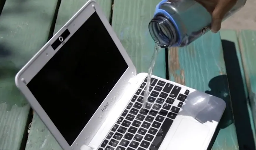 Ce trebuie să faci dacă ai vărsat apă pe laptop