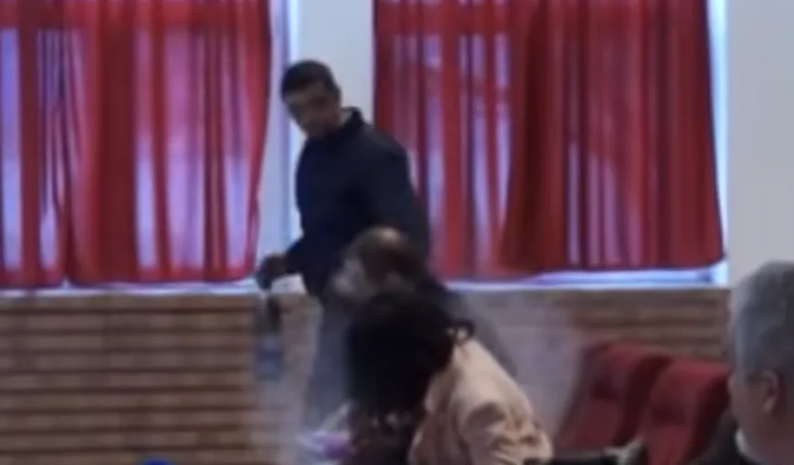 Un jurnalist a fost stropit cu sifon şi făină la şedinţa Consiliului Local Curtea de Argeş VIDEO