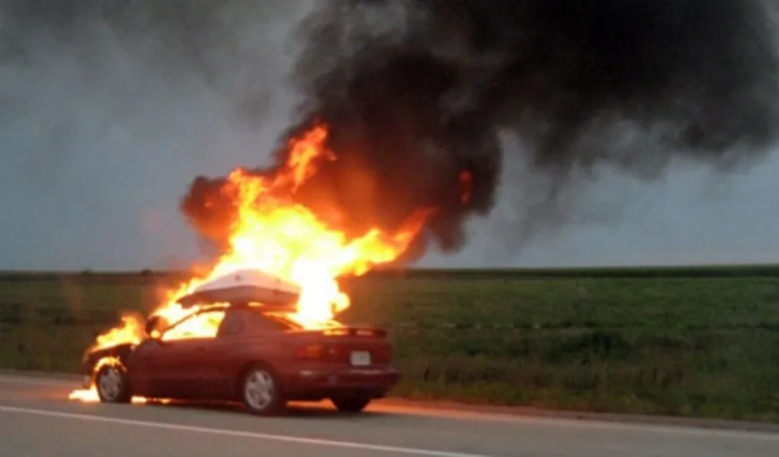 Un autoturism a luat foc pe autostrada A1. Ce s-a întâmplat cu şoferul