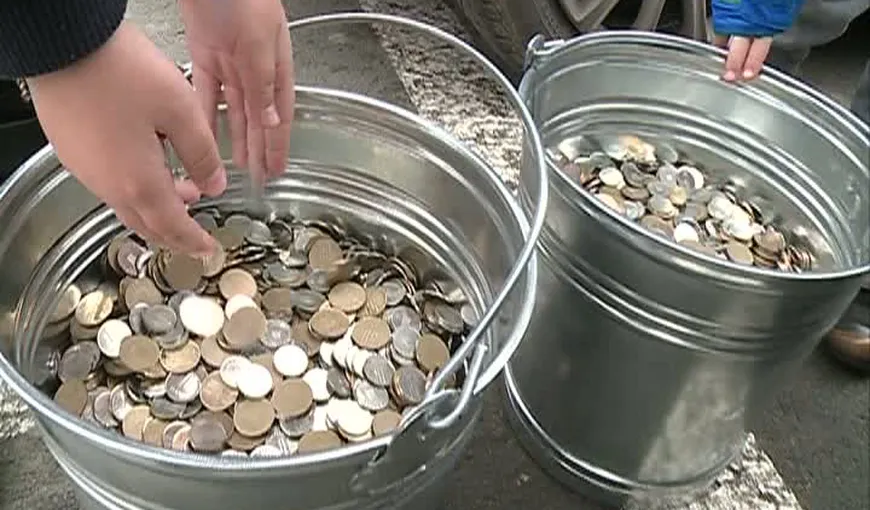 Protest la bancă, în Constanţa. Un client a plătit rata în găleţi cu monede VIDEO