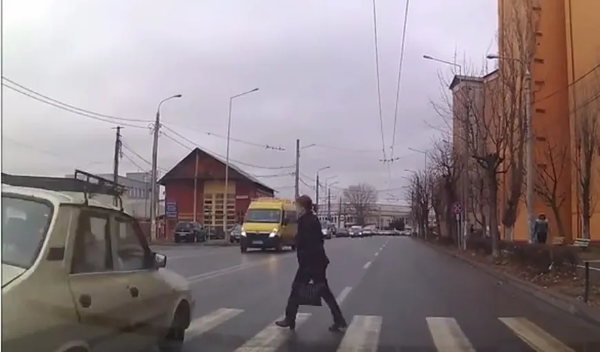Imagini uluitoare surprinse pe o trecere de pietoni din Târgovişte. O femeie şi-a văzut moartea cu ochii VIDEO