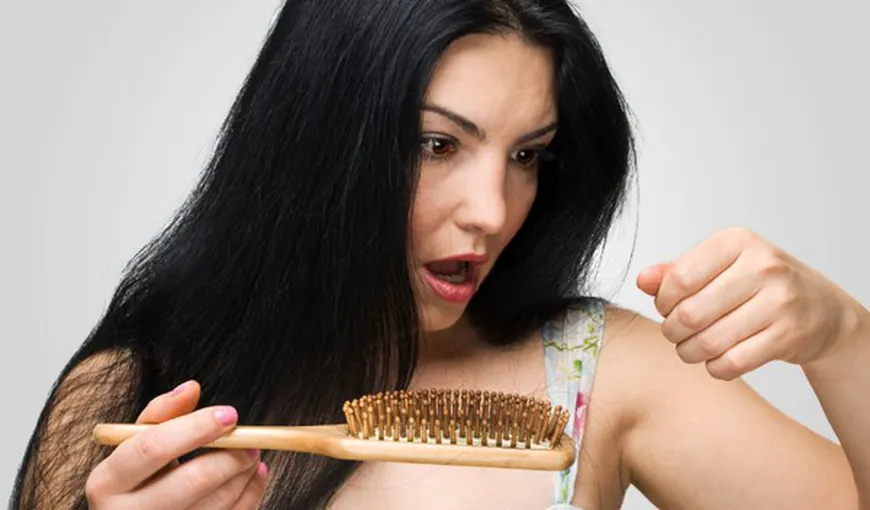 Căderea părului, un simptom precoce pe care nu trebuie să-l ignori. Cauze şi tratament