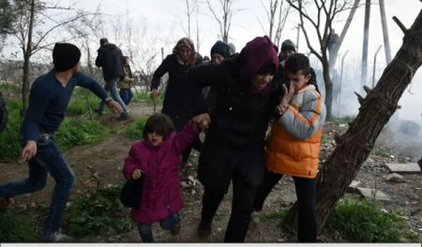 Imigranţii au încercat să forţeze graniţa dintre Grecia şi Macedonia. Poliţia a folosit gaze lacrimogene