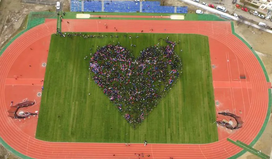 Peste şase mii de elevi din Arad au format o inimă umană imensă cu ocazia Zile Internaţionale a Bolilor Rare