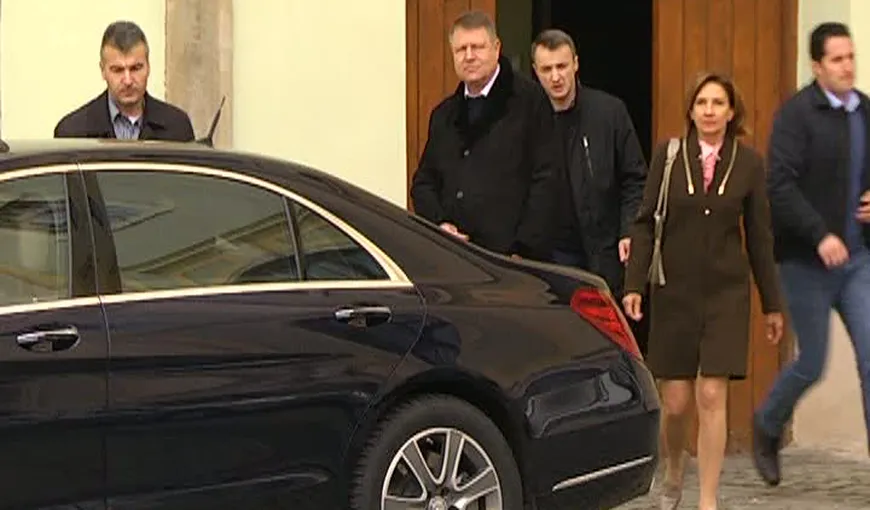 Klaus Iohannis a mers la biserică, la slujba de duminică. Imagini cu cuplul prezidenţial VIDEO