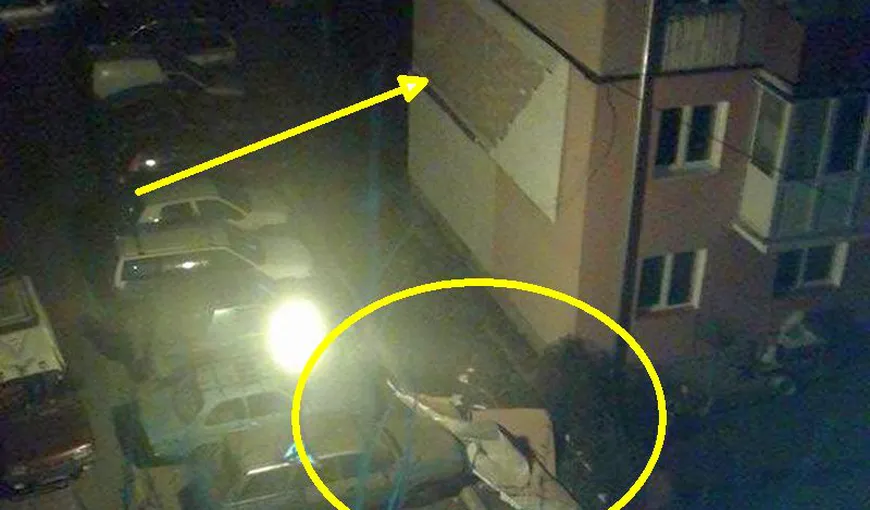 Vântul puternic face ravagii în Sibiu: Izolaţia unui bloc s-a desprins şi a izbit o maşină