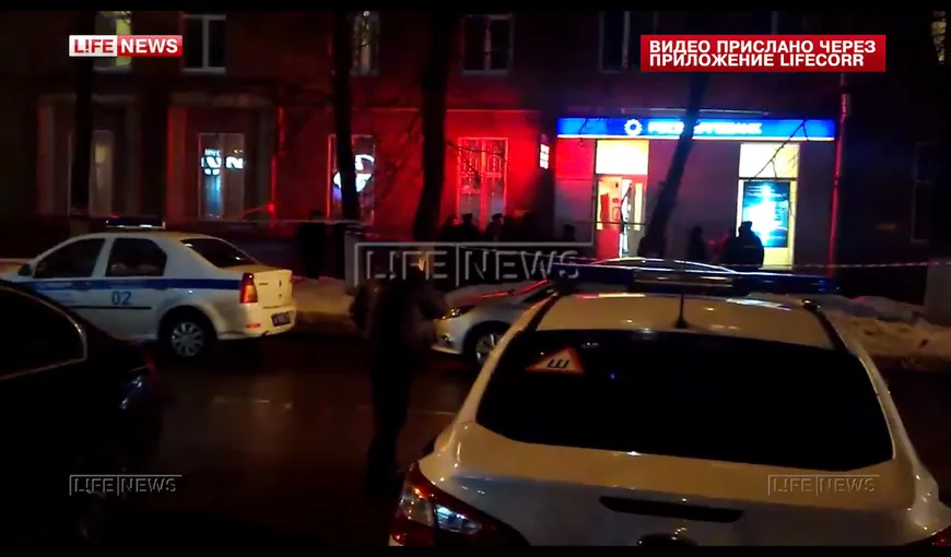 JAF ARMAT la o bancă din Moscova! Mai mulţi angajaţi au fost luaţi OSTATICI. Două femei au fost rănite VIDEO