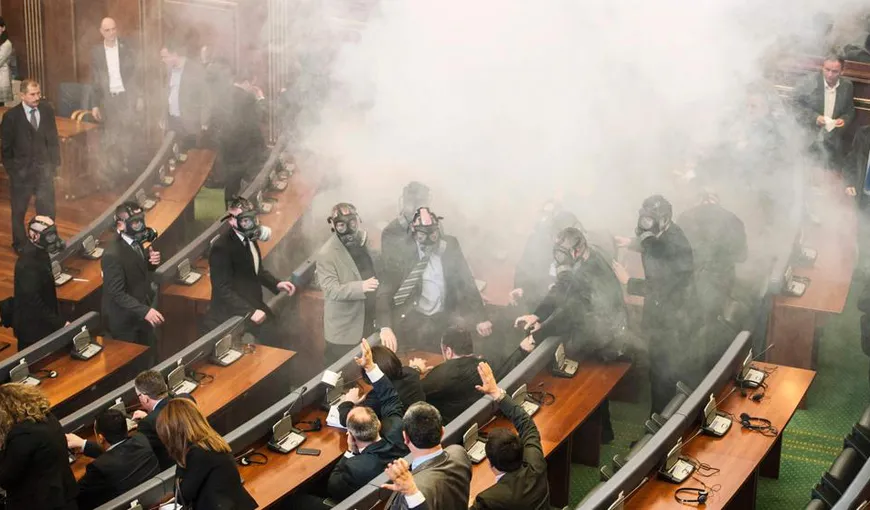 Un nou atac cu gaze lacrimogene în Parlamentul din Kosovo