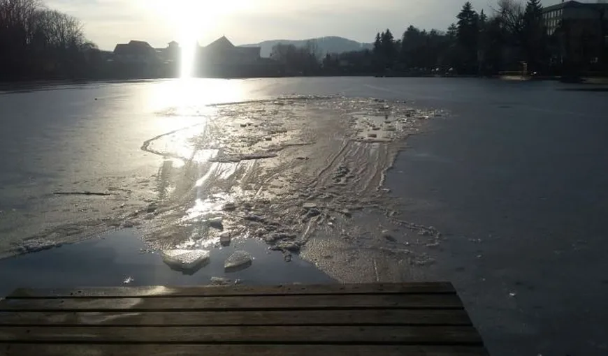 Un copil şi mătuşa sa au căzut într-un lac îngheţat din Prahova VIDEO