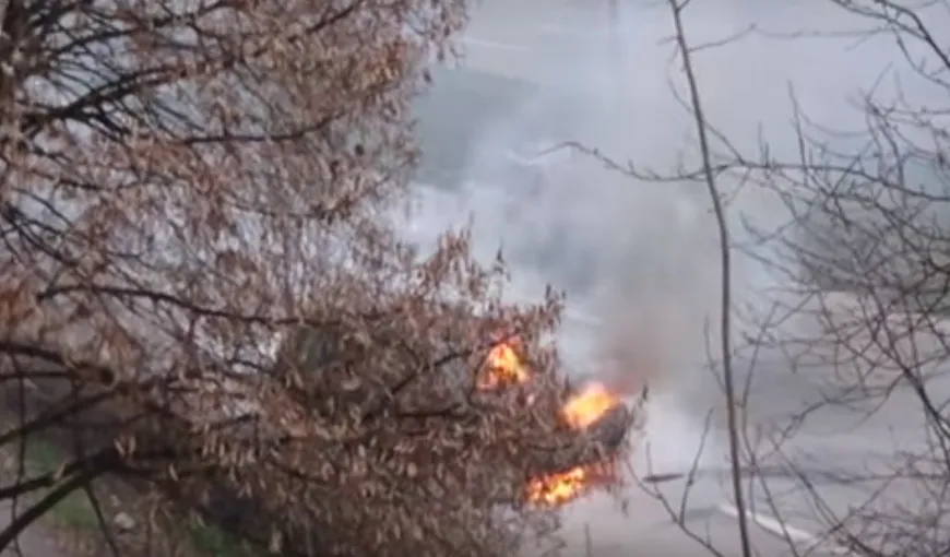 Panică în Galaţi. Maşină cuprinsă de flăcări din senin VIDEO