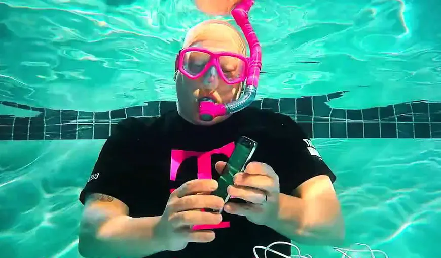 Unboxing Samsung Galaxy S7 sub apă: O idee de promovare genială
