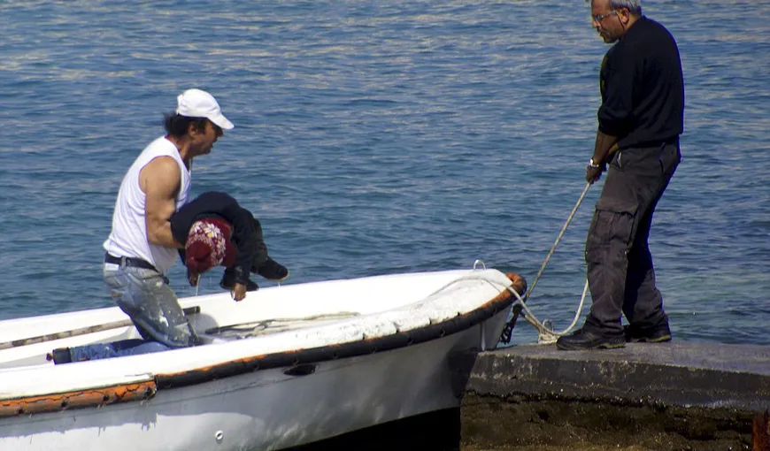 Nouă refugiaţi, între care doi bebeluşi, au murit înecaţi în apele Turciei