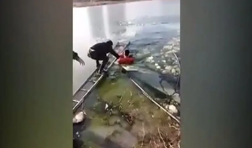 Salvare spectaculoasă din apele unui lac îngheţat VIDEO